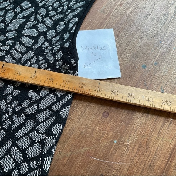 Carmen Mark Valvo Black Grey Knit Midi Dress M Print Bodycon - Picture 8 of 10